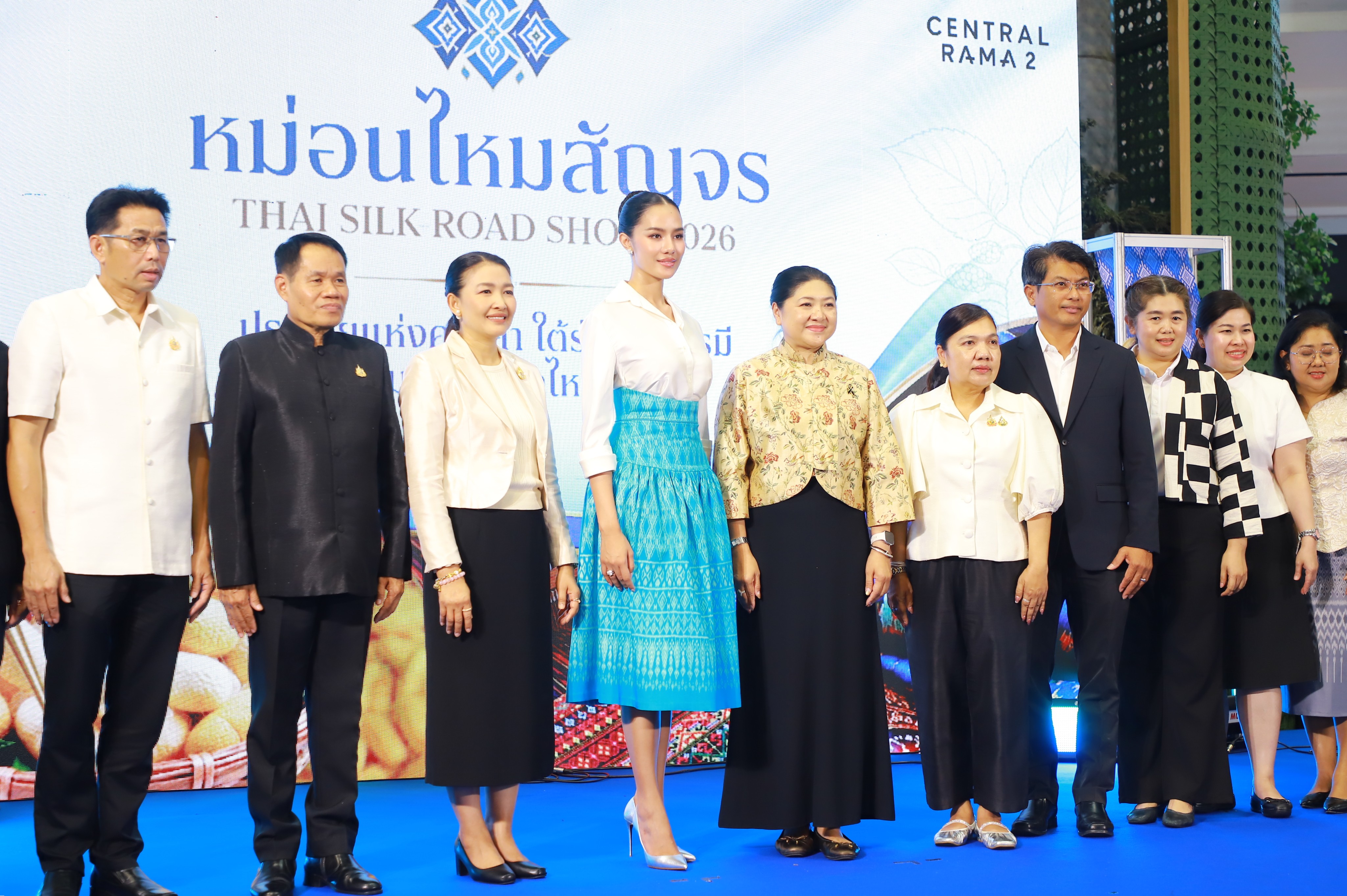 title - ส.ป.ก. ร่วมพิธีเปิดงานหม่อนไหมสัญจร ณ กรุงเทพมหานครและจังหวัดนนทบุรี ครั้งที่ 1 ชูนโยบาย ตลาดนำการผลิต เพิ่มช่องทางจำหน่าย สร้างรายได้เกษตรกร